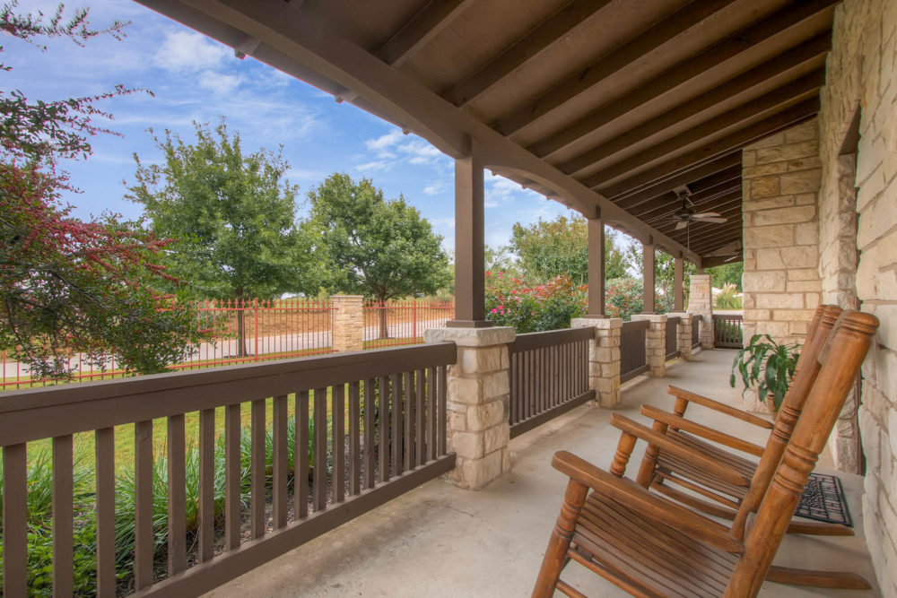 92 Gateway N Dr Marble Falls-large-023-23-Exterior Community Patio-1500×1000-72dpi